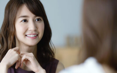 カフェで話す女性 カフェで話す女性